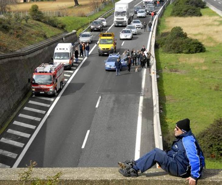 L’8 marzo 2008, Loris Stecca ha minacciato di gettarsi dal cornicione della galleria di Scacciano (frazione di Misano Adriatico), lungo l’autostrada A14, nel tratto Riccione-Cattolica, desistendo solo dopo l’intervento delle forze dell’ordine.